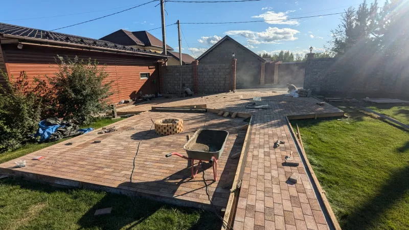Укладка тротуарной плитки на участке частного дома